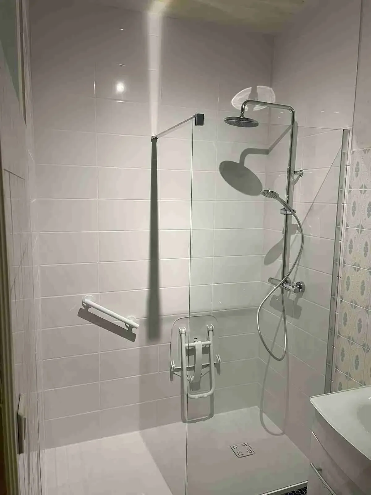 Réalisation d’une salle de bain rénovée avec carrelage