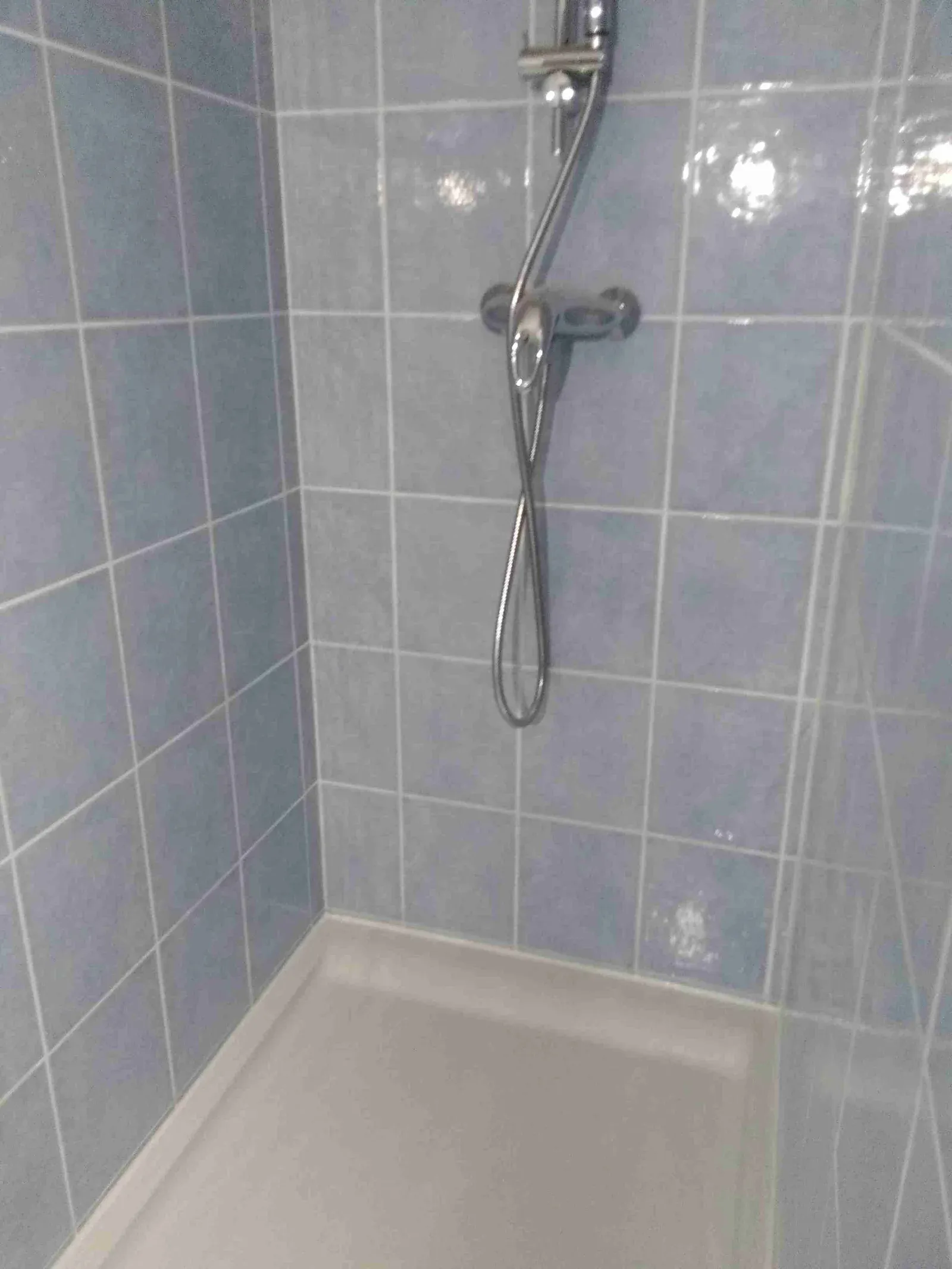 Travaux de réfection de joints dans une salle de bain