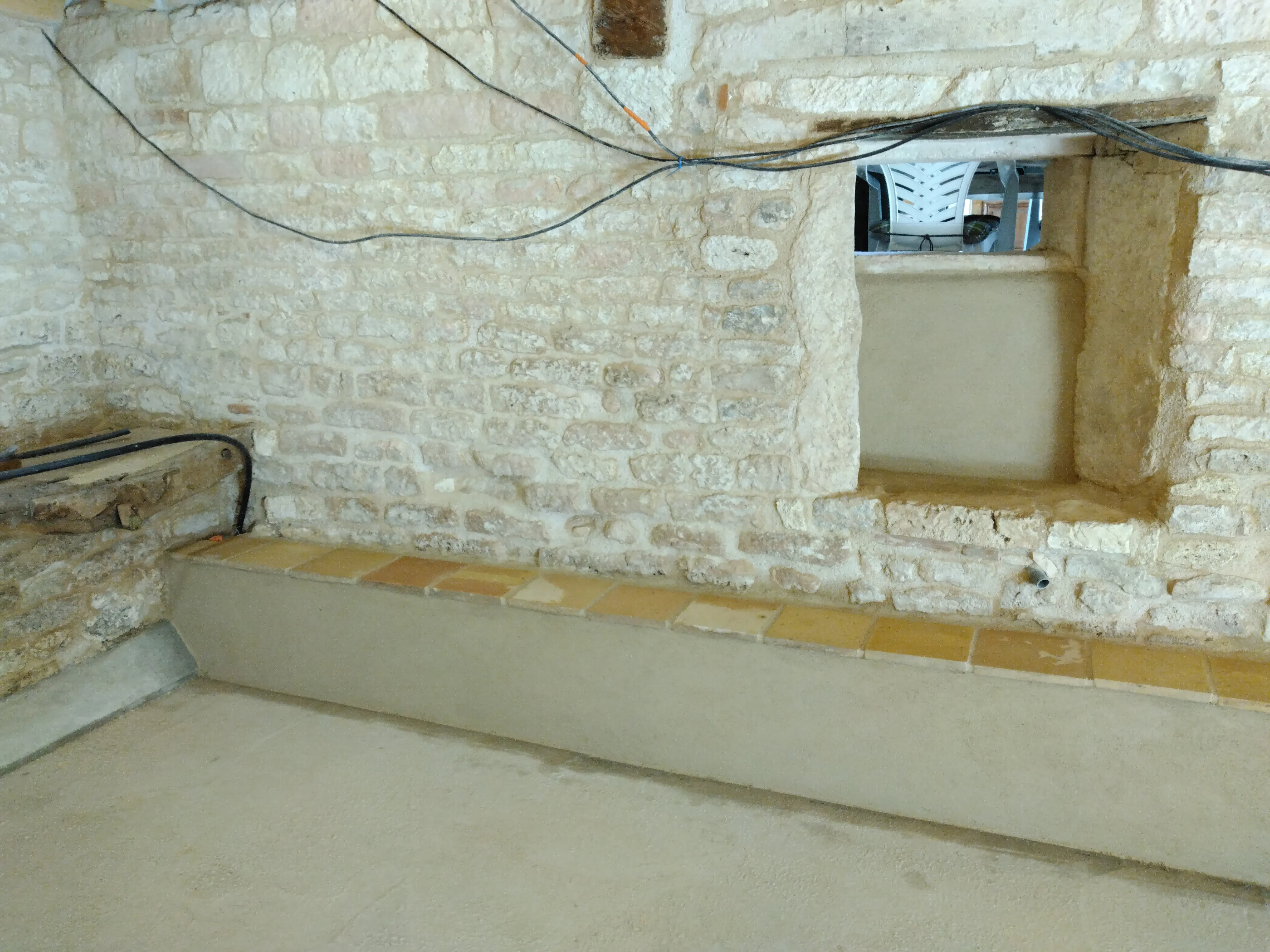 Renfort en béton armé de pied de mur réalisé lors d’un chantier de rénovation
