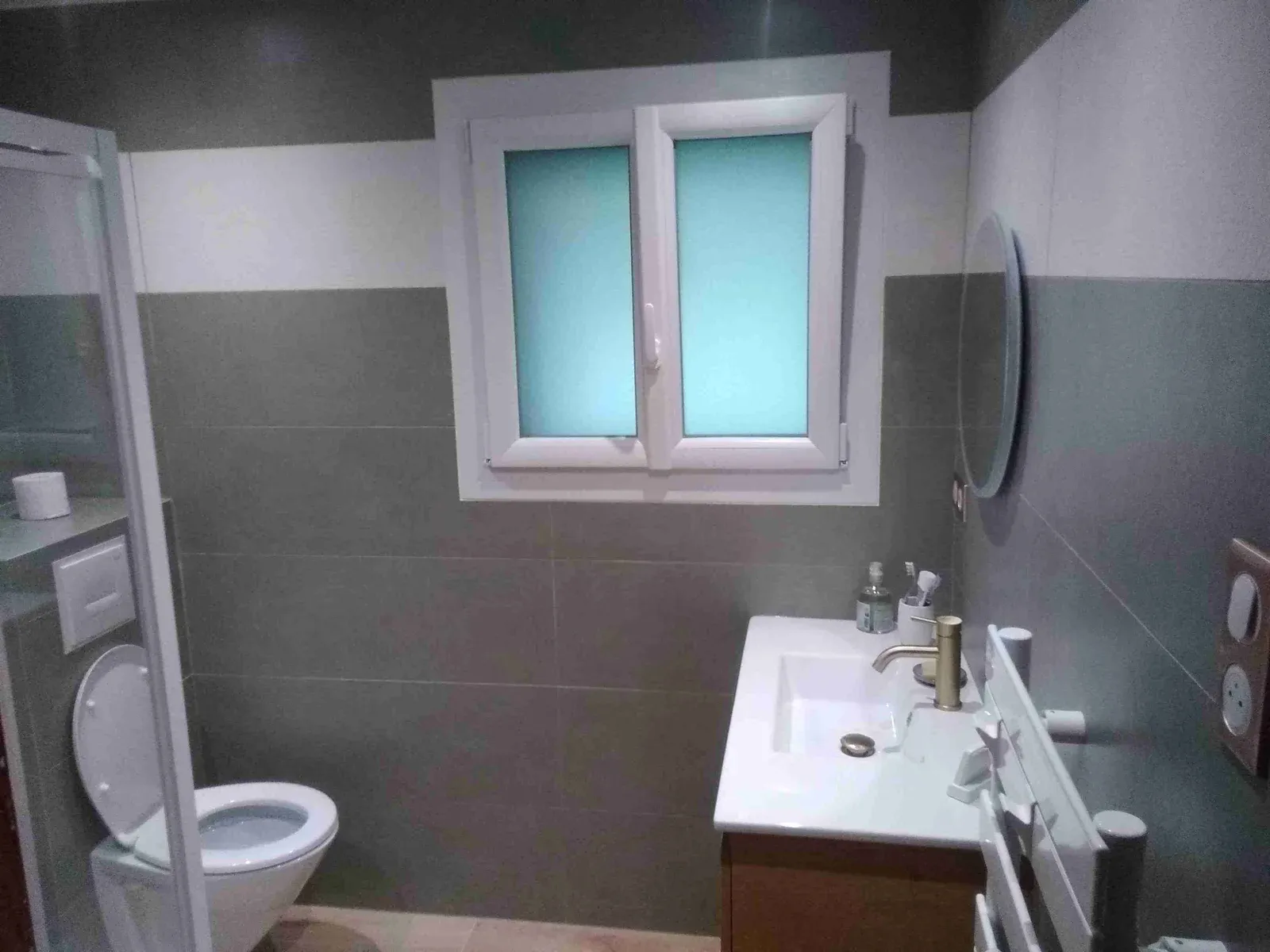 Travaux de carrelage lors de la rénovation complète d’une salle de bain